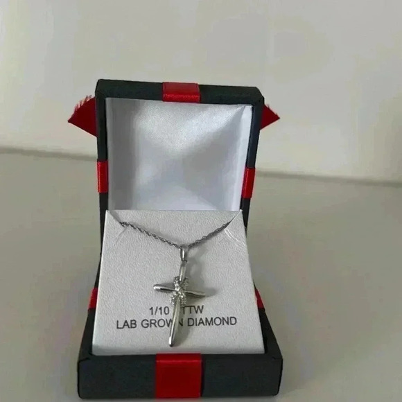 1/10 CTTW Lab Grown Diamond Pendant Women’s Necklace. Sterling Silver Cross. - Picture 2 of 5